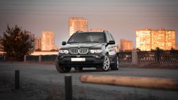 Меня попросили поснимать BMW X5 в кузове E53. Это довольно редкий X5 4.8iS