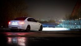 Фотосет BMW M3 E92 возле живописного моста