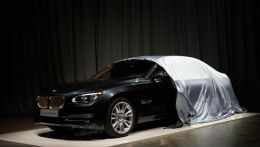 Компания BMW создала особую версию своего премиального седана 7-Series. В производстве этого автомобиля было использовано 10 килограмм серебра самой высокой, 925 пробы.
