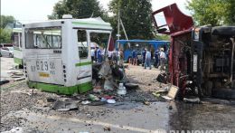 Видео и фото с ДТП автобуса и грузовика КАМАЗ груженого щебнем.